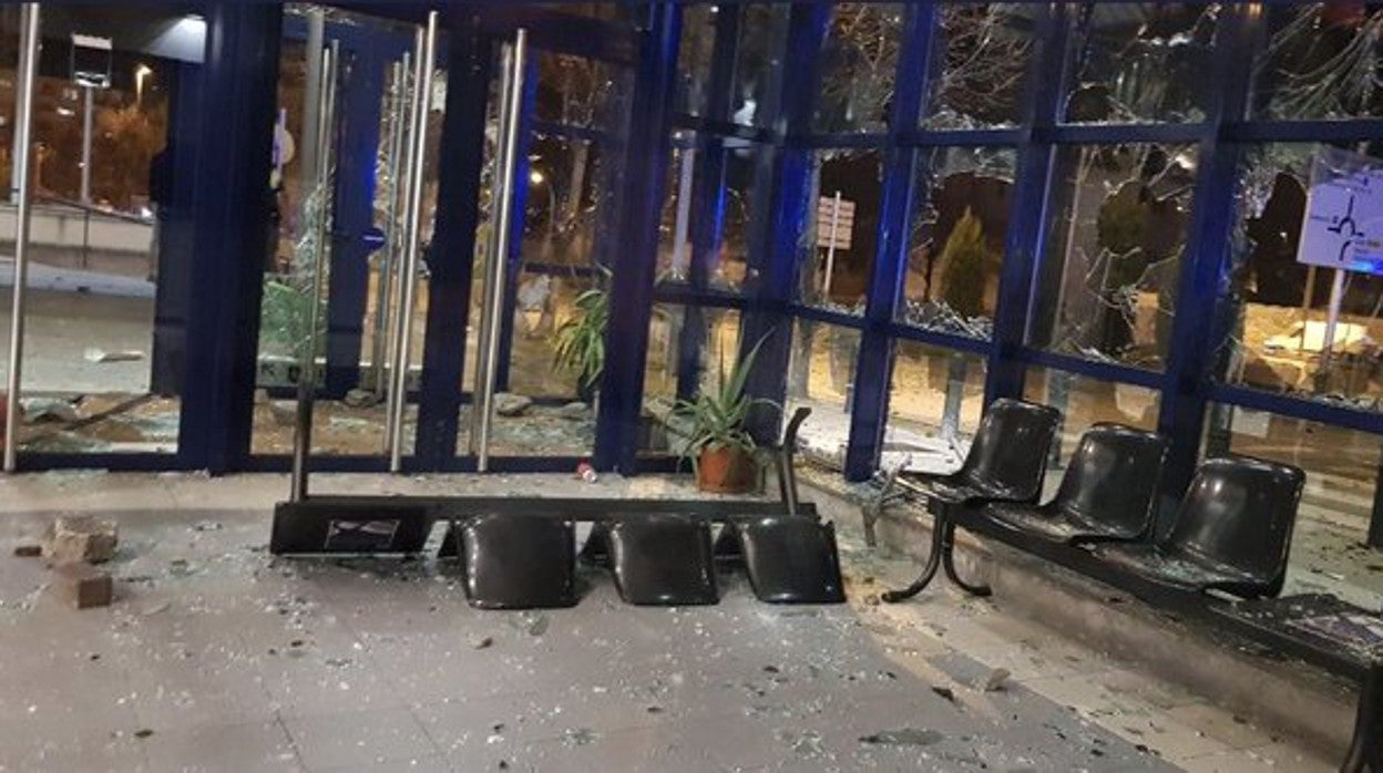 Los radicales reventaron las cristaleras de la comisaría de Vic y llegaron al vestíbulo