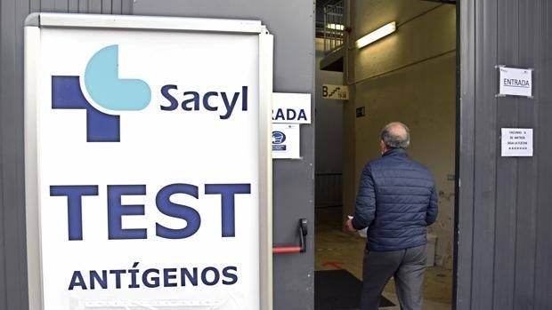 Los nuevos positivos diarios se estancan por encima de los 400 en Castilla y León, que anota otros 20 muertos