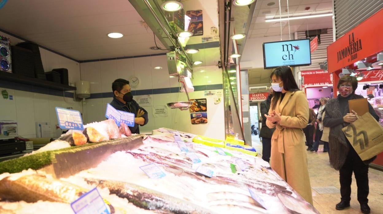 La vicealcaldesa de Madrid, Begoña Villacís, durante su visita al mercado de Chamberí