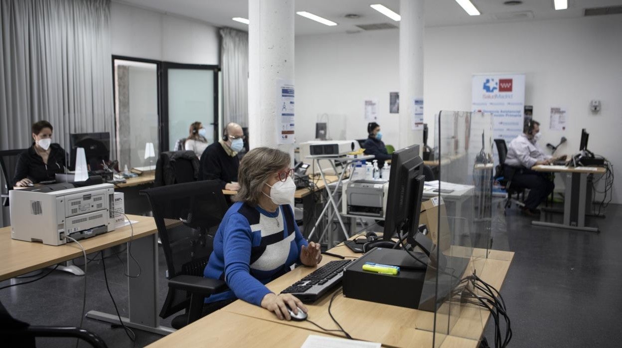 Sanitarios de la Unidad de Apoyo Covid, ayer, en el Centro de Salud Pavones