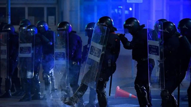 Pedradas contra los Mossos y nuevas barricadas en la tercera noche de disturbios en Barcelona