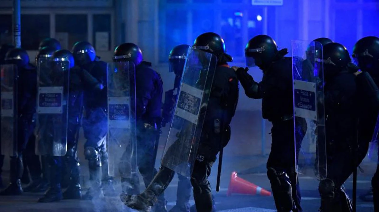 Un cordón policial de los Mossos, esta noche en Barcelona