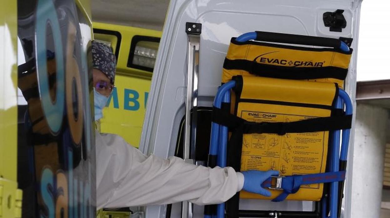 Un sanitario se protege contra el Covid durante el traslado de enfermos en ambulancia