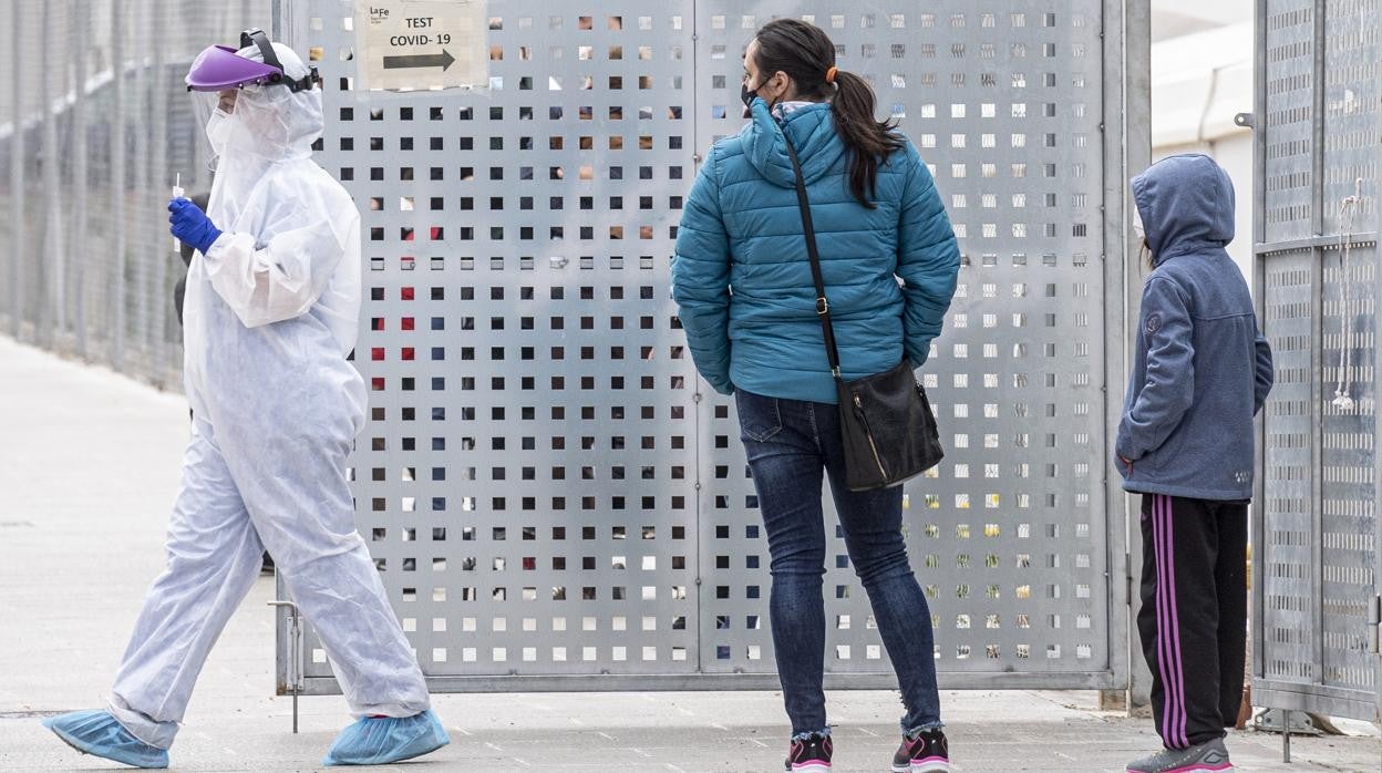 Imagen de la realización de PCR en los exteriores del hospital La Fe de Valencia