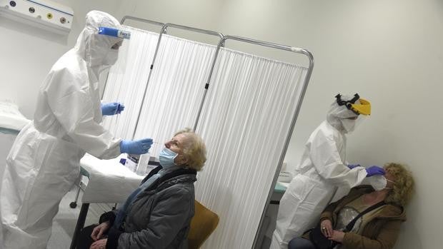 Castilla y León se mantiene por debajo de los 500 positivos diarios, pero las muertes se elevan a 29