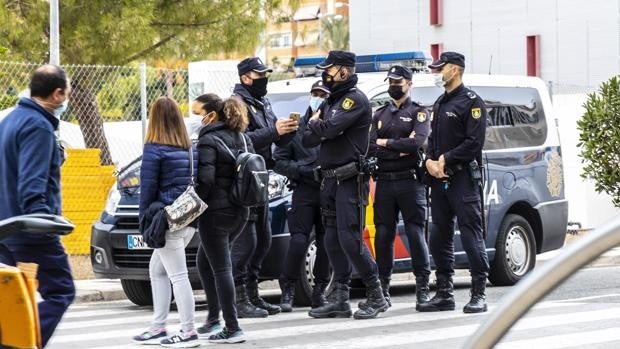 Varias familias se enfrentan por okupar un piso con el inquilino muerto dentro en Alicante
