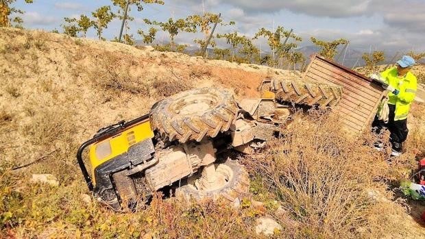 Un hombre muere tras quedar atrapado al volcar su tractor en Marchana (Albacete)