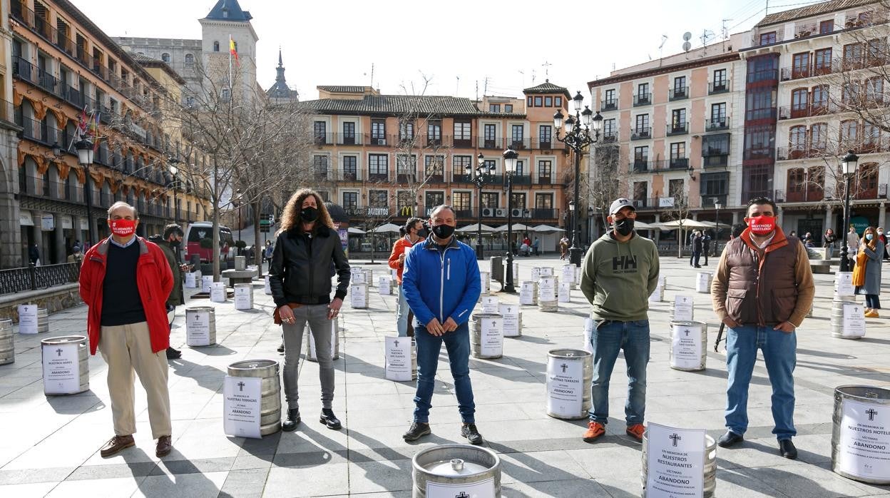 Zocodover este jueves lleno de cruces por la «muerte» de bares y restaurantes