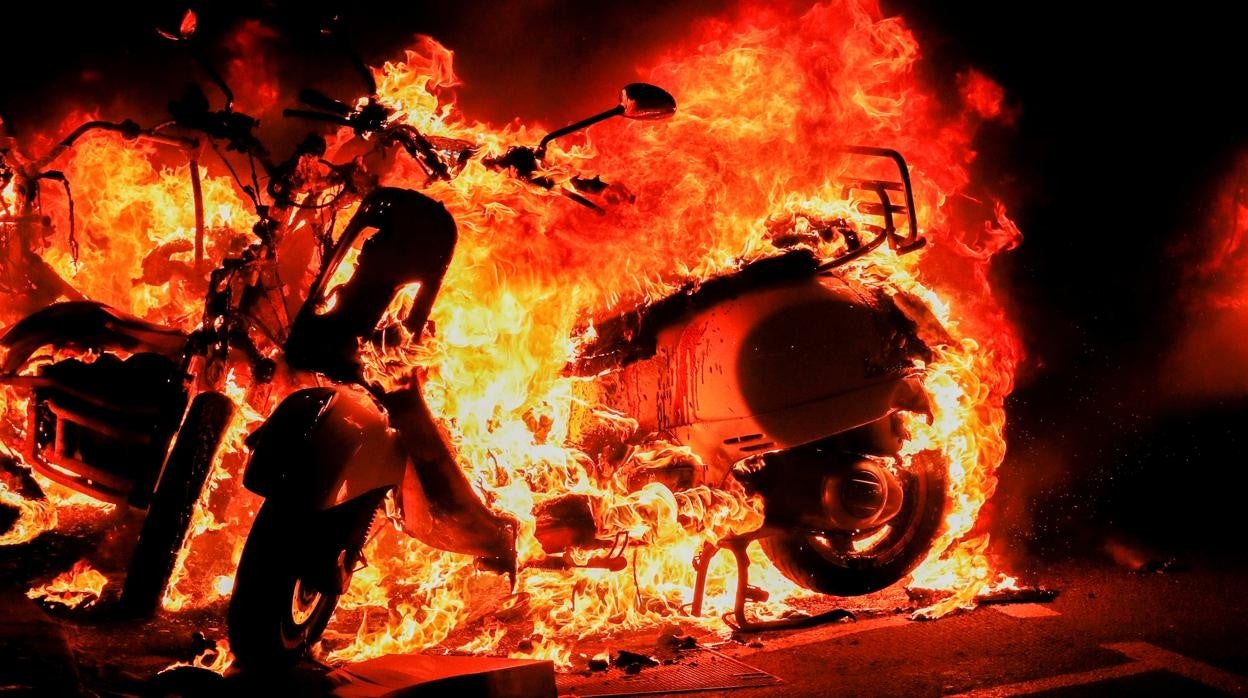 Una motocicleta ardiendo durante las protestas de esta semana en Barcelona