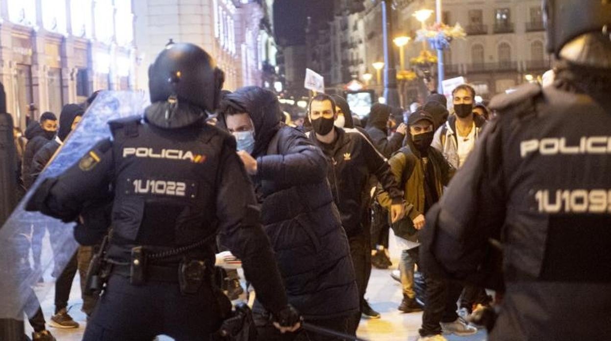 Cambio de estrategia policial para dividir a la masa en pequeños grupos durante los altercados