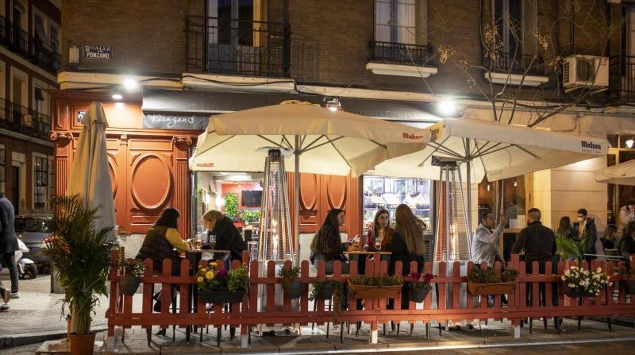 Terraza llena en la calle Ponzano de Madrid