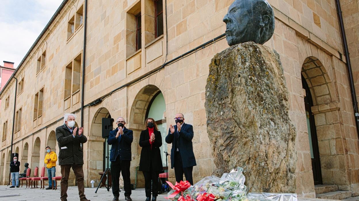 El presidente de la Fundación Antonio Machado, Manuel Núñez Encabo; el director del Instituto Antonio Machado; la consejera de Educación, Rocío Lucas y el subdelegado, Miguel Latorre, durante el acto de homenaje