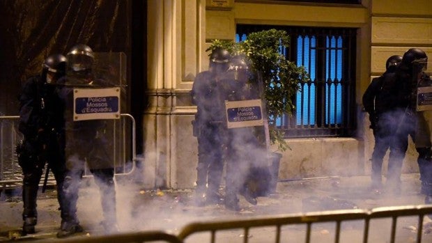 La violencia de los radicales secuestra Barcelona por sexta noche consecutiva