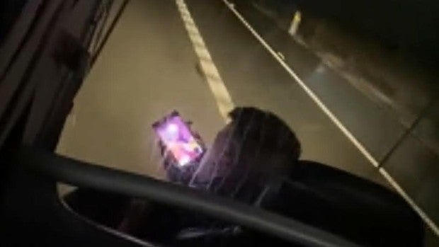 Investigan a un conductor de autobús que recorrió 33 kilómetros haciendo una videoconferencia con el móvil