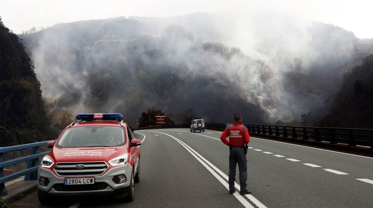 Vista del humo provocado por el incendio desde la N-121-A, Pamplona-Francia, por Behobia.