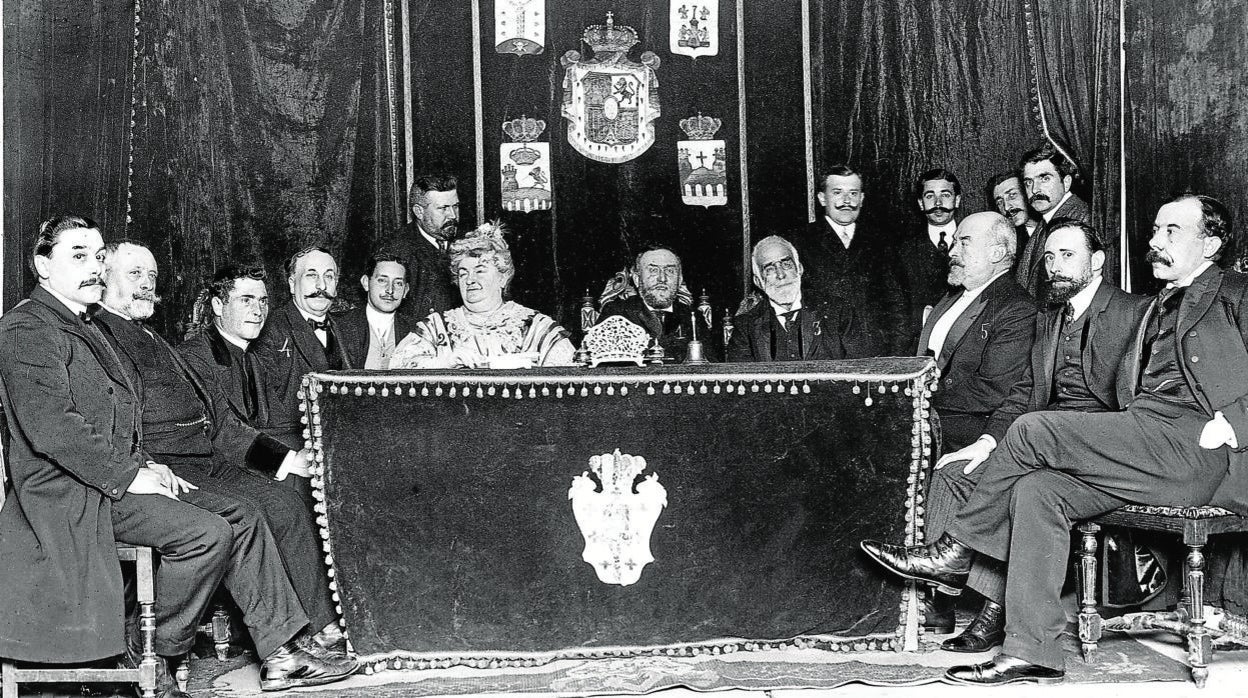 Pardo Bazán rodeada de ministros y autoridades en 1908, todos hombres, en la mesa presidencial para homenajear a Concepción Arenal.