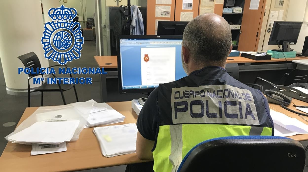 Un agente de la Policía Nacional trabajando con un ordenador