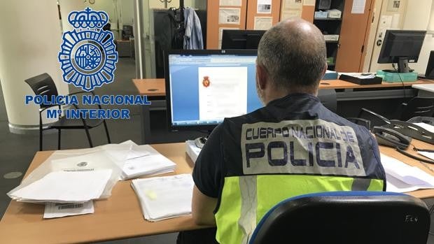 Un cajero de supermercado estafa 5.000 euros a una anciana tras fotografiar su tarjeta bancaria en Valencia