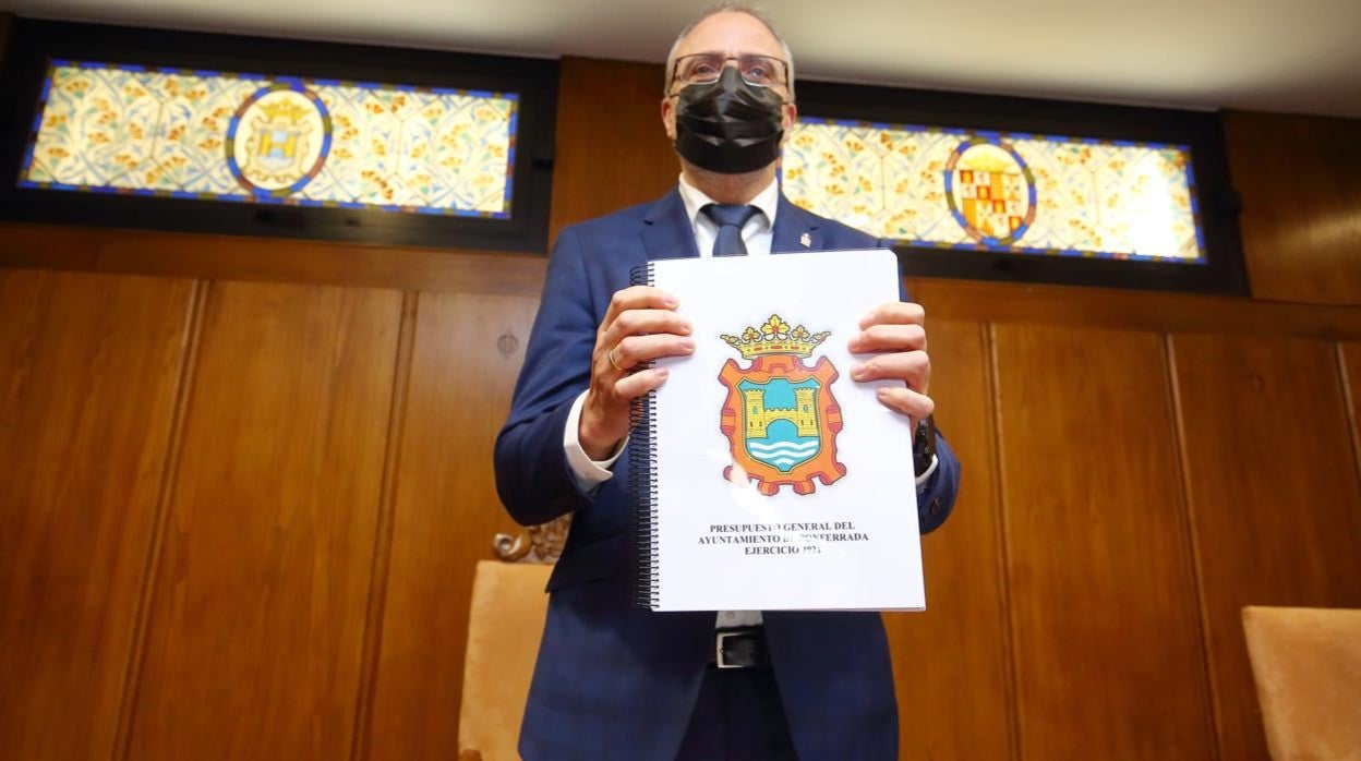 El alcalde de Ponferrada, Olegario Ramón, muestra el dossier de los presupuestos para 2021