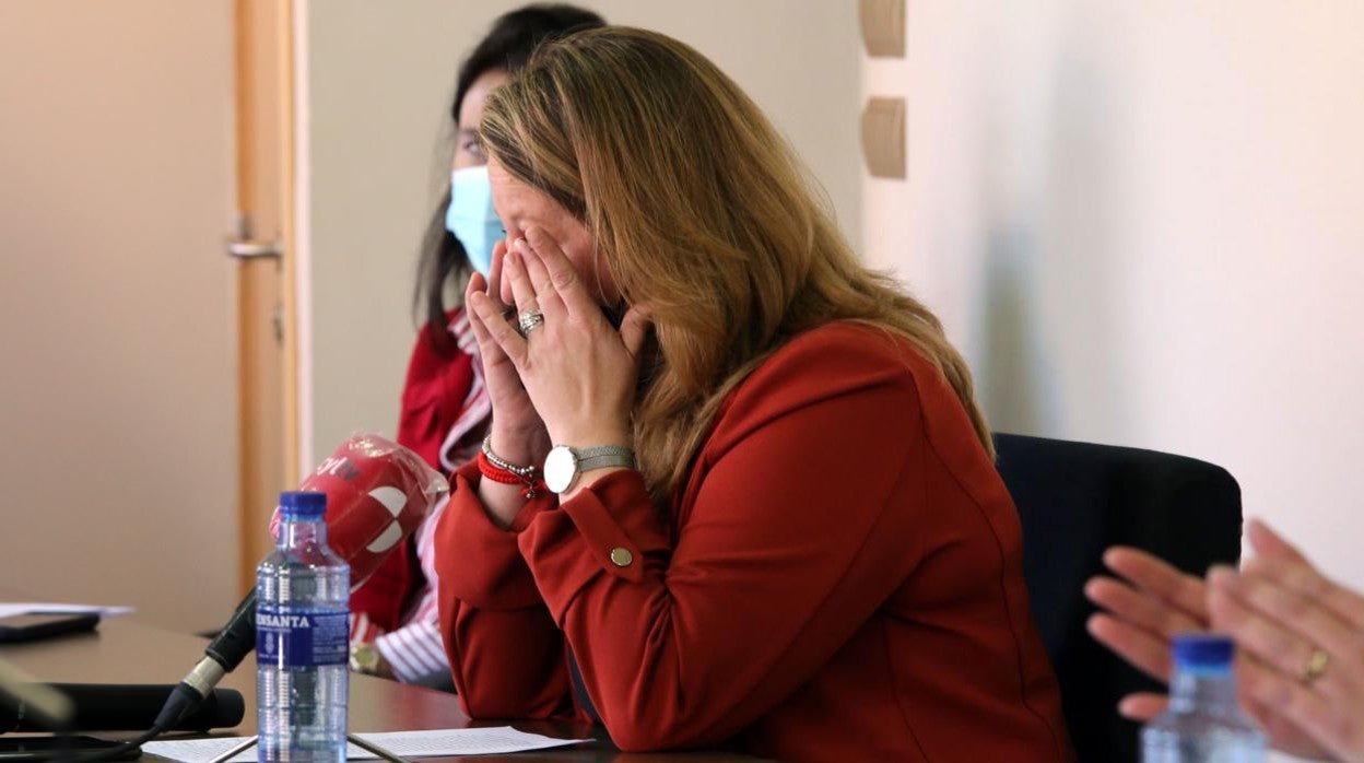 Alejandra Fernández, la alcaldesa saliente de Zaratán (Valladolid), llora en el pleno en el que ha prosperado la moción de censura que la retira de la Alcaldía