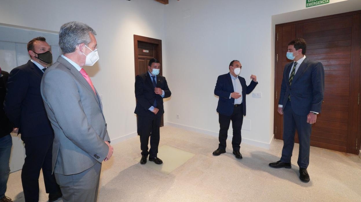 Visita del consejero de la Presidencia y el presidente de la Diputación de Ávila a la casa natal de Adolfo Suárez en Cebreros (Ávila)