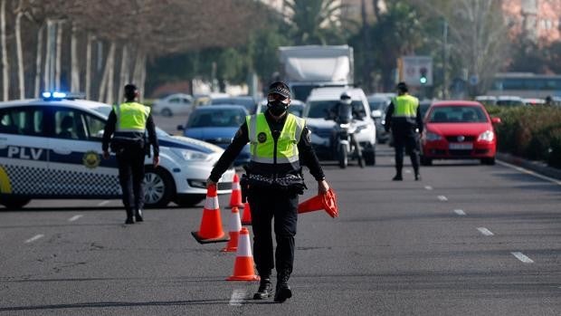 El confinamiento de fin de semana deja 31 detenidos ante la desescalada de las restricciones en Valencia