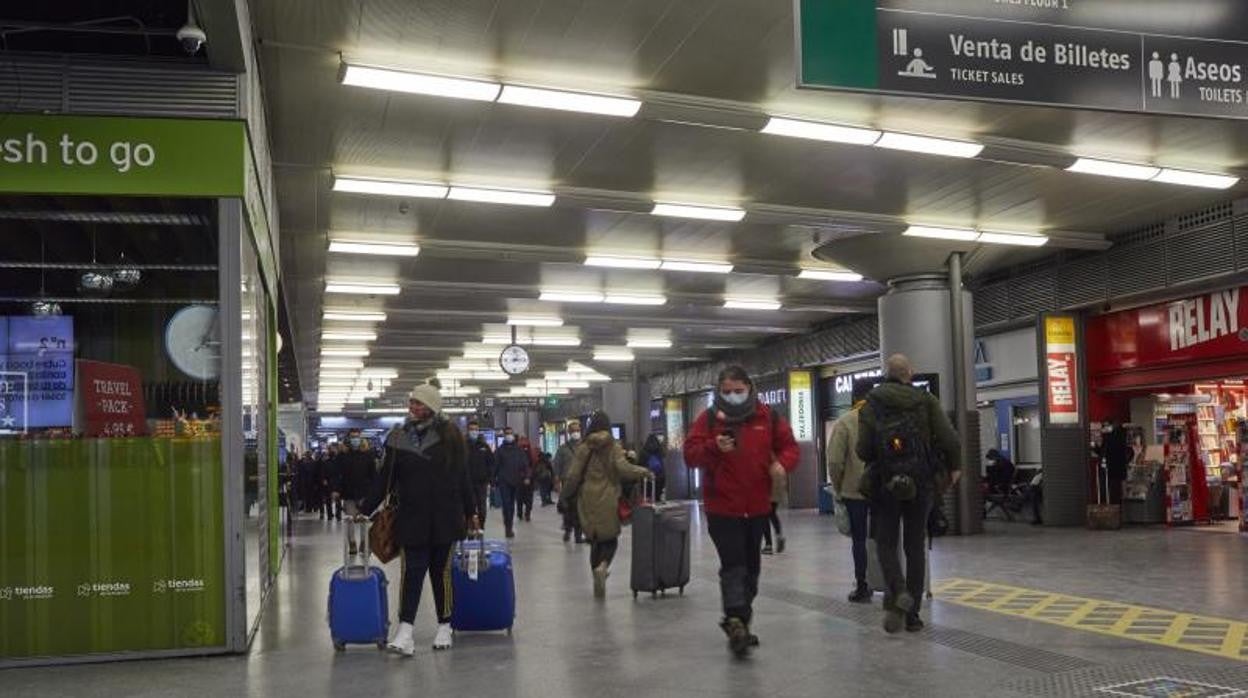 Viajeros en la Estación de Renfe de Atocha