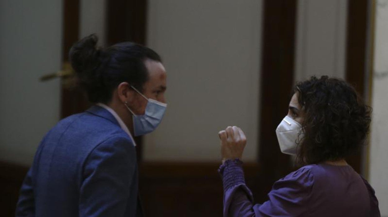 El vicepresidente Iglesias y la ministra de Hacienda, María Jesús Montero, debatiendo en los pasillos del Congreso en diciembre