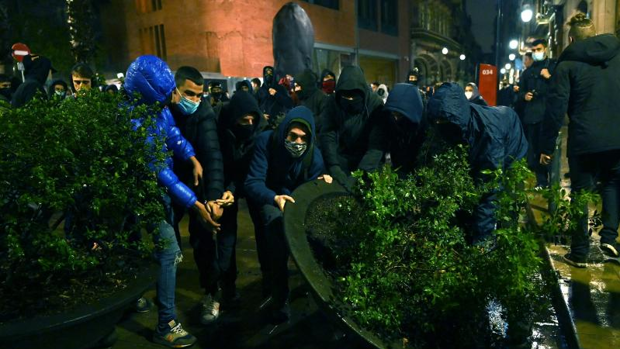 La lluvia y los Mossos d'Esquadra aplacan el séptimo día de protestas por el rapero Hasel en Barcelona