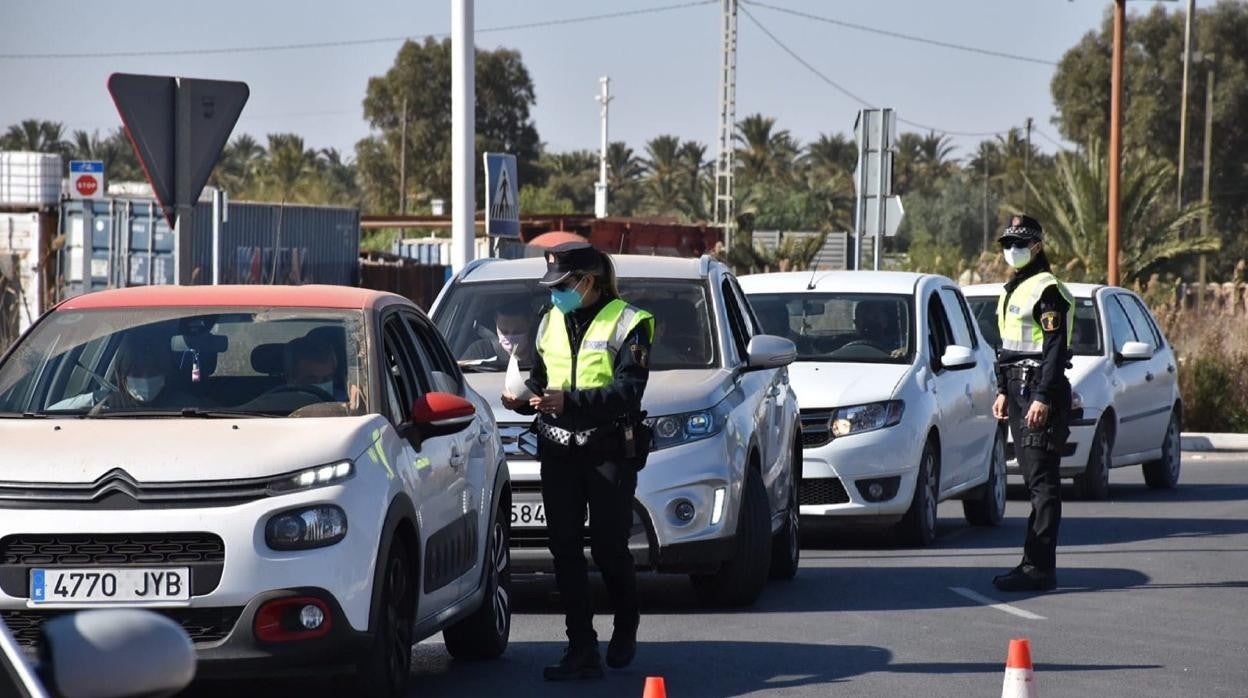 Agentes de la Policía Local realizan controles de las restricciones por el coronavirus, en una foto difundida en sus redes sociales