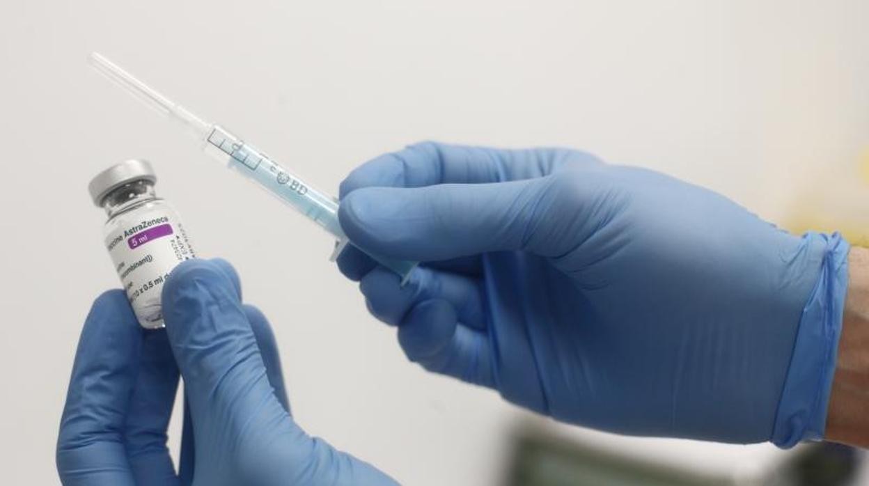 Un sanitario muestra una dosis de la vacuna contra el Covid-19