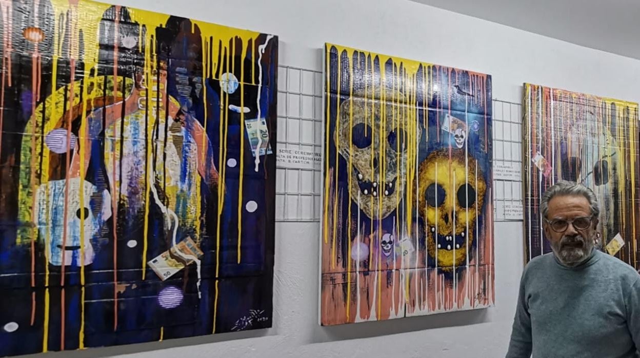 En la fotografía, Pedro Morillo aparece junto a algunas de sus obras / En el vídeo, un repaso a la nueva producción, titulada Coronavirus 2020, con la voz de su autor