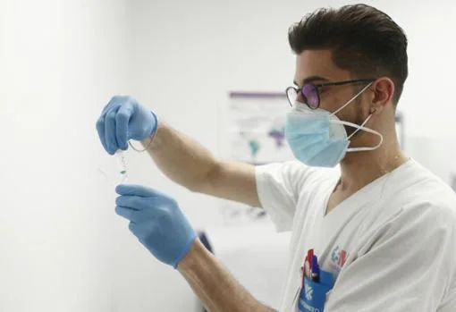 Un profesional sanitario sostiene una dosis de la vacuna contra el Covid-19