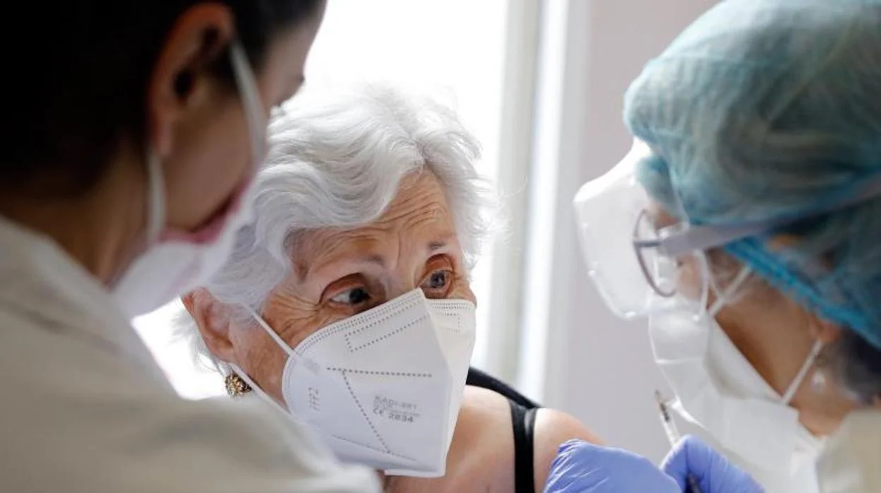 Una mujer mayor de 80 años recibe una de las vacunas contra el Covid-19, en un centro sanitario de Valencia