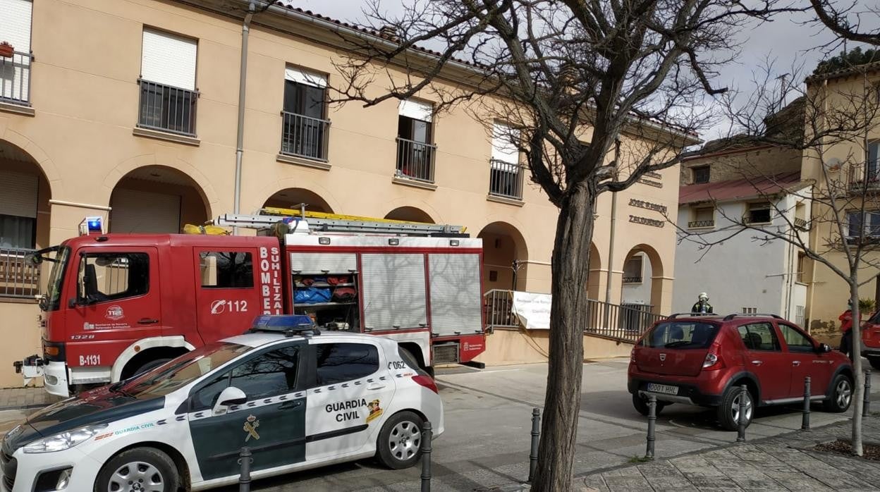 Imagen de los equipos de emerrgencias de Navarra y Guardia Civil junto a la residencia.