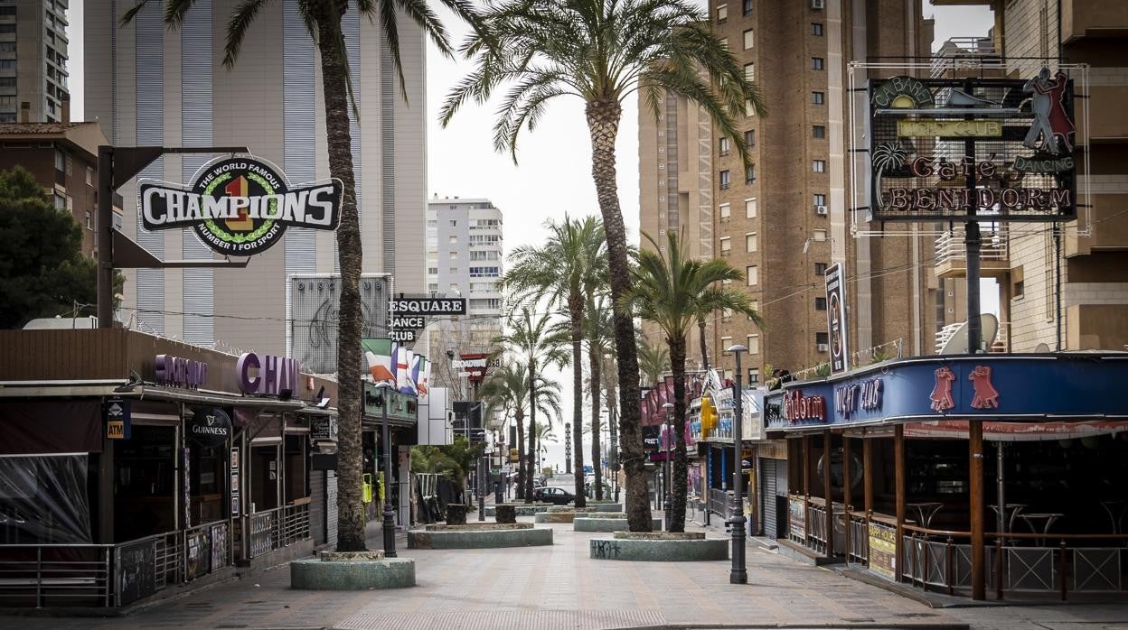 Imagen de los locales cerrados en una de las calles preferidas por los turistas ingleses en Benidorm