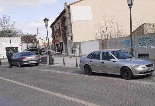 Los dos coches de Santiago, aparcados junto a su portal