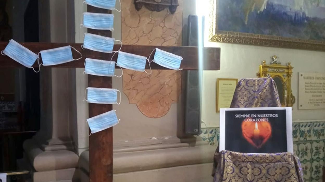 Imagen de las mascarillas con nombres de fallecidos por el coronavirus en un convento de Valencia