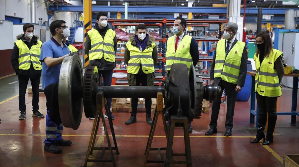 El vicepresidente Ignacio Aguado, junto al consejero Ángel Garrido y trabajadores de Metro, durante la presentanción de la línea «diagonal» de Madrid, en noviembre del año pasado