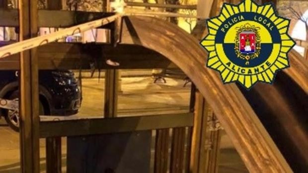 Detenida una joven de 19 años por incendiar un parque infantil precintado durante el toque de queda en Alicante