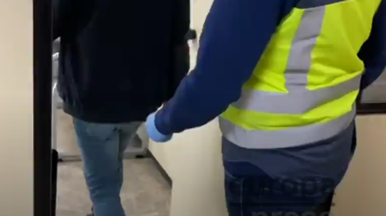 El varón detenido entra en una de las salas policiales del aeropuerto de Barajas