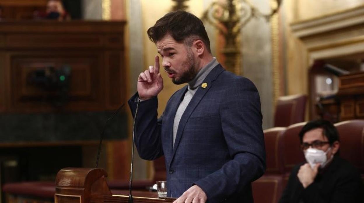 El portavoz de ERC en el Congreso, Gabriel Rufián, pasa por delante de la bancada del Gobierno