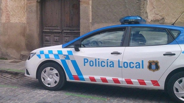 Graban a un policía local de Segovia bebiendo una cerveza vestido de uniforme en un locutorio