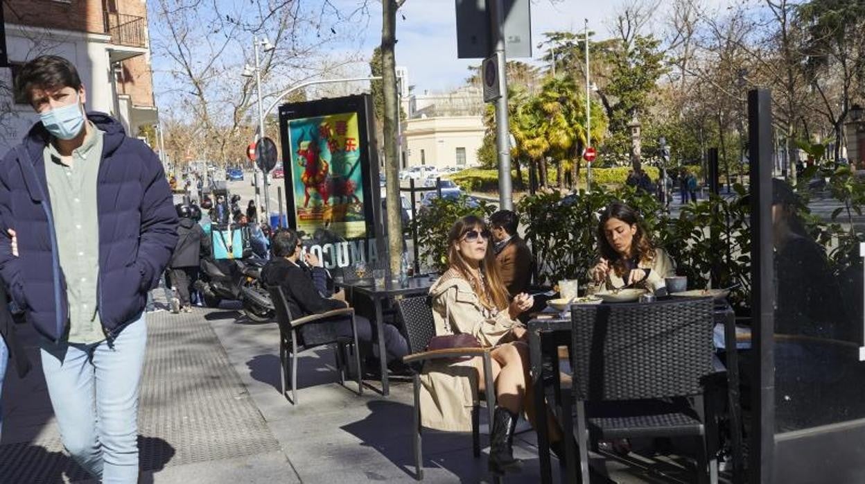 Clientes en una terraza madrileña