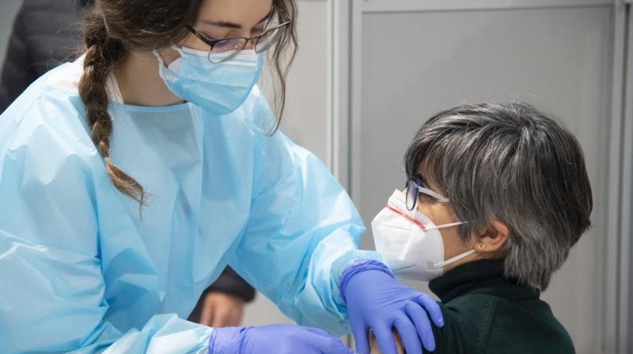 Una sanitaria administra la vacuna de AstraZeneca a una persona este martes en el Hospital Isabel Zendal