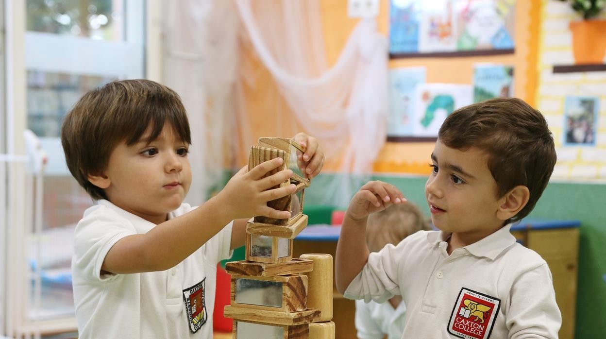 Alumnos de Infantil de Caxton College trabajando en clase en un proyecto colaborativo