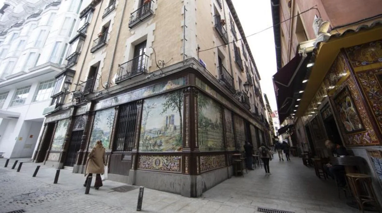 La popular fachada de azulejos artesanales del Villa Rosa