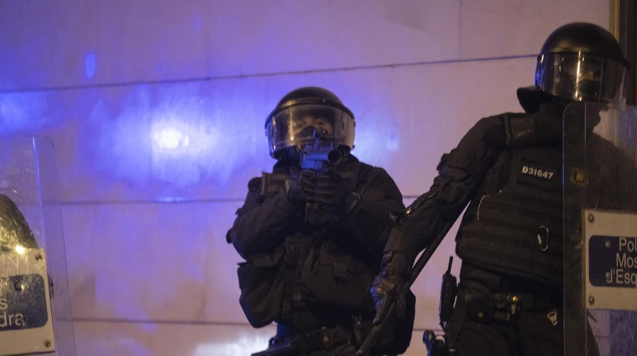 Mossos d' Esquadra contra manifestantes que apoyan a Pablo Hasel durante los disturbios en Lleida (España), a 17 de febrero de 2021