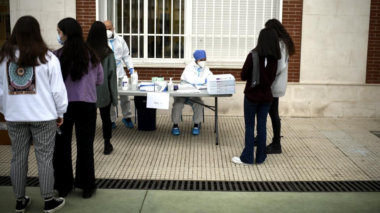 Sanitarios realizan test de coronavirus a varios estudiantes, en una imagen de archivo