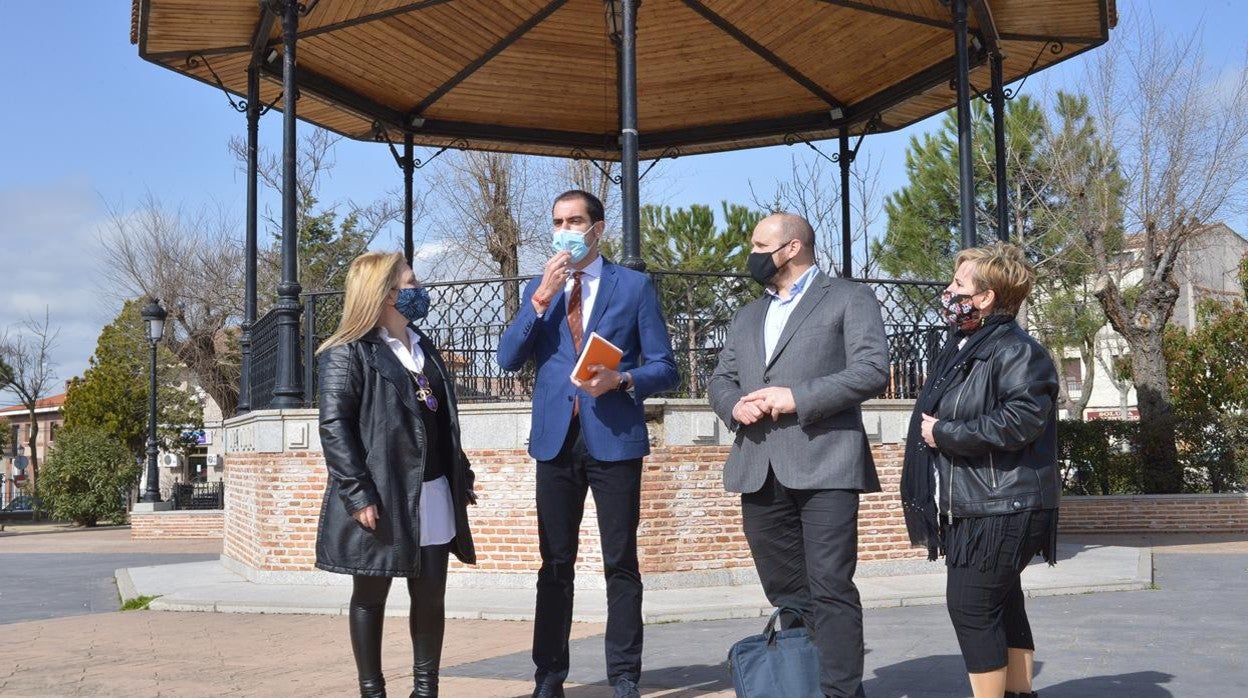 Comendador (segundo por la izquierda) durante su visita a Carranque